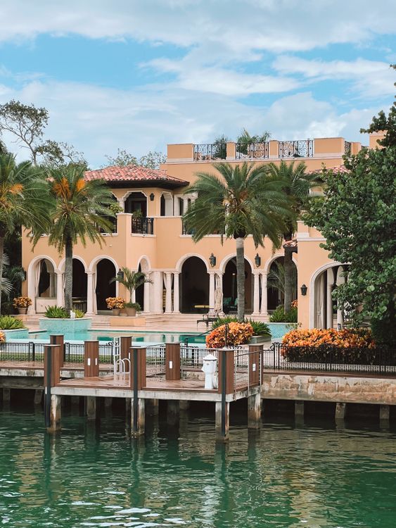 Propriedade de luxo à beira-mar em Miami com píer privativo e piscina sobre Biscayne Bay, o tipo de imóvel troféu que atrai compradores da Califórnia antes da votação do imposto sobre a riqueza de 2026