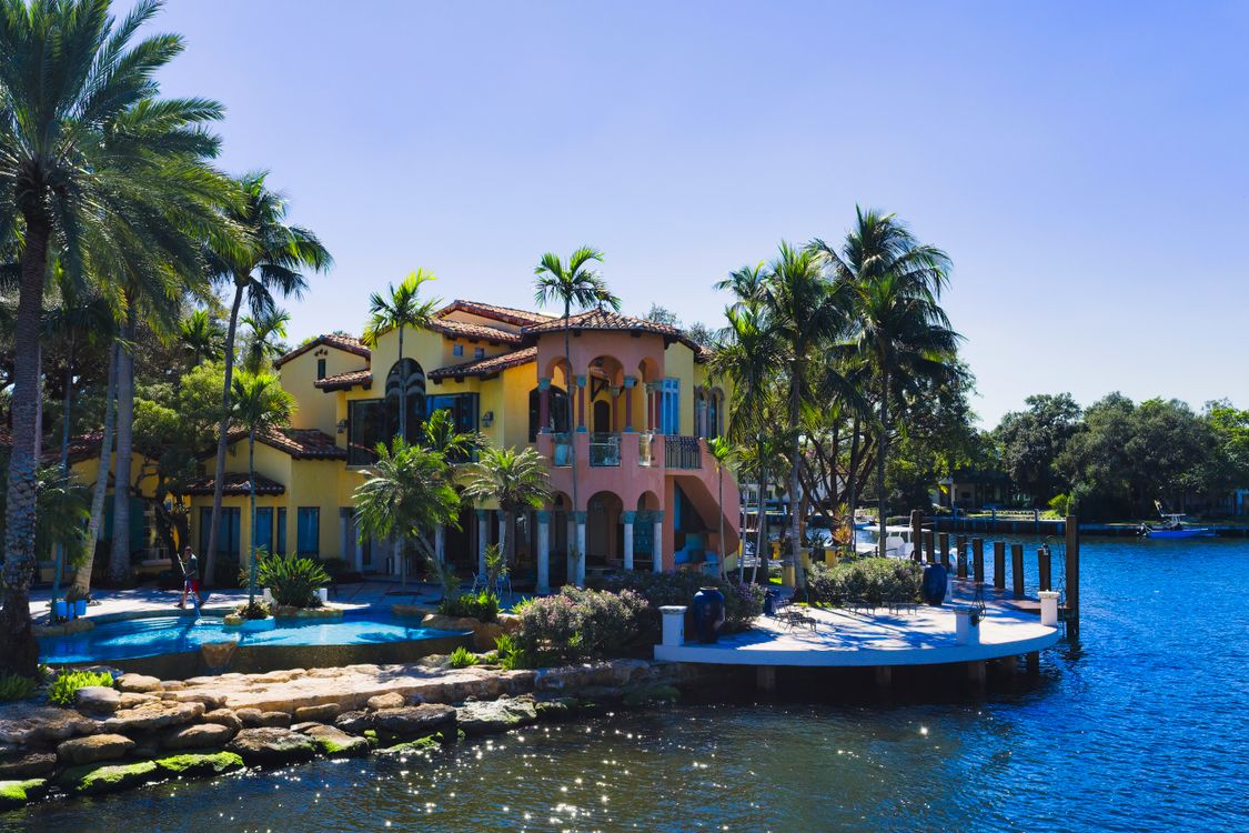 Propriedade de luxo à beira-mar no Sul da Flórida com piscina, píer e palmeiras, o segmento de casas troféu que aperta à medida que os bilionários que se realocam compram em Miami