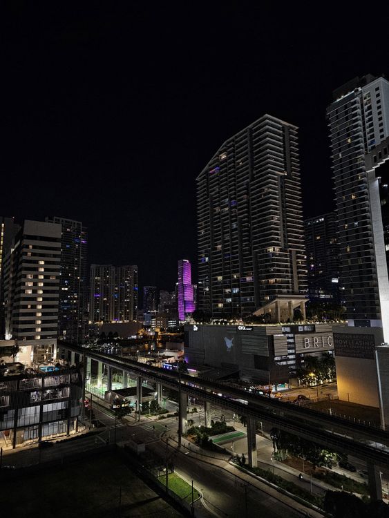 Torres de condomínios de luxo de Brickell ao entardecer, o tipo de prédio de pré-construção onde compradores estrangeiros escalonam depósitos para administrar a taxa de câmbio