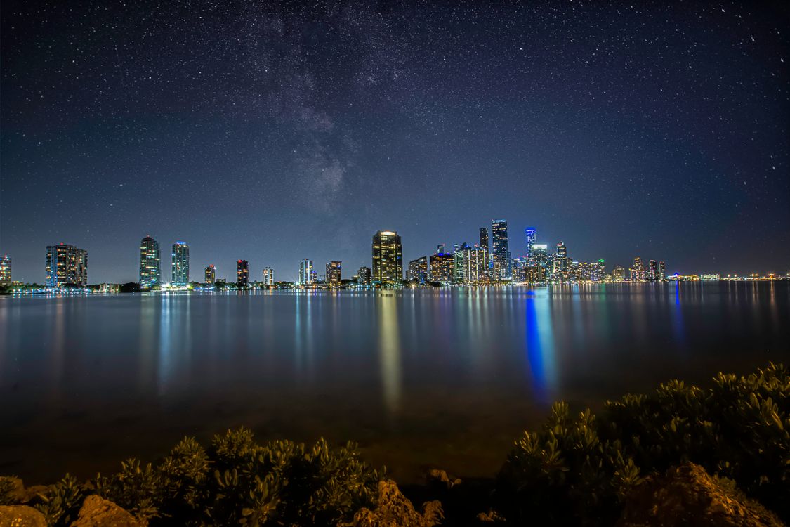 Skyline de Miami ao entardecer com torres de condomínios de luxo à beira-mar, onde a taxa de câmbio agora define o preço real que um comprador estrangeiro paga em 2026