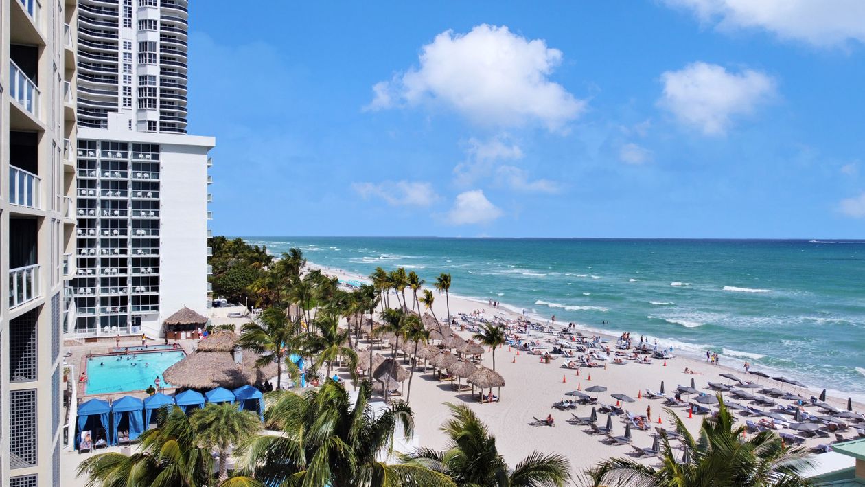 Torres de condomínios à beira-mar em Sunny Isles Beach, onde travar um preço de pré-construção em dólares se soma ao benefício cambial ao longo de 2 a 3 anos de depósitos