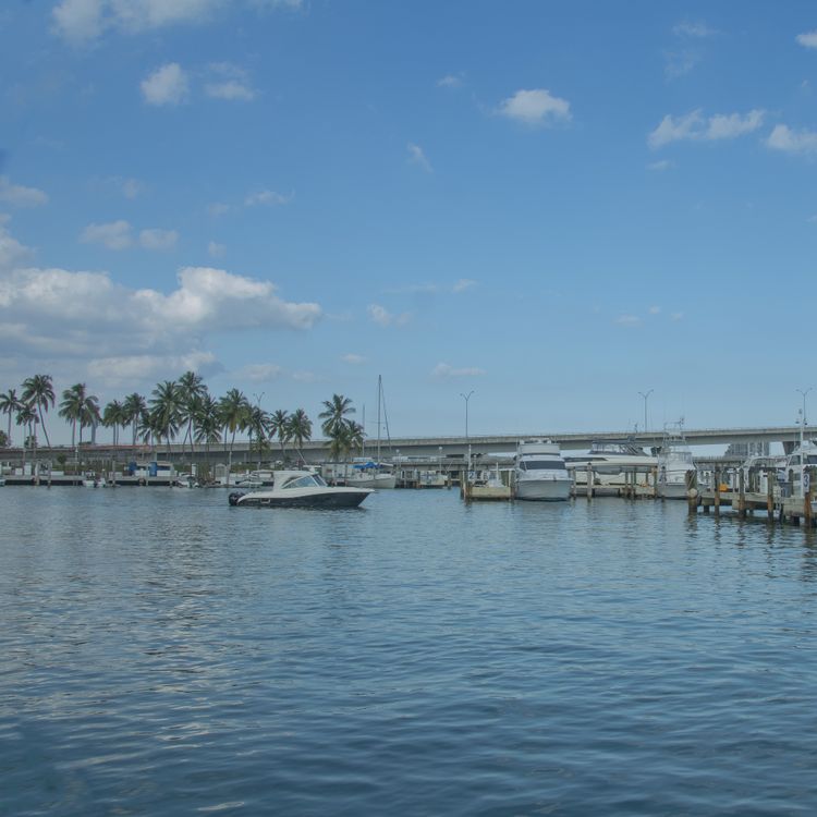 Barcos atracados em uma marina da Biscayne Bay ao lado de uma via, ilustrando o acesso para navegar previsto no projeto de North Bay Village