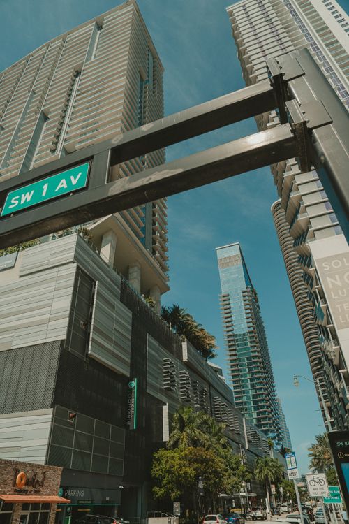 Torres de condominios de luxo em Brickell ao nivel da rua na SW 1 Avenue no centro de Miami, o corredor de pre-construcao que acompanha o indice de luxo da Redfin