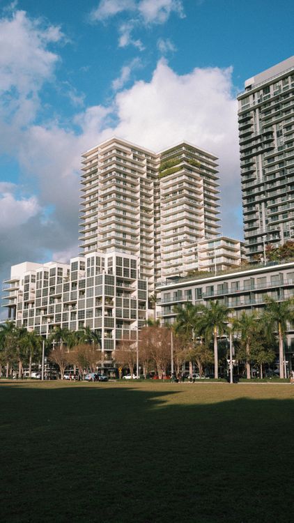 Torres residenciais de luxo de Miami sobre area verde, ilustrando a alta de 14,2% nos precos de luxo que a Redfin reportou para 2026