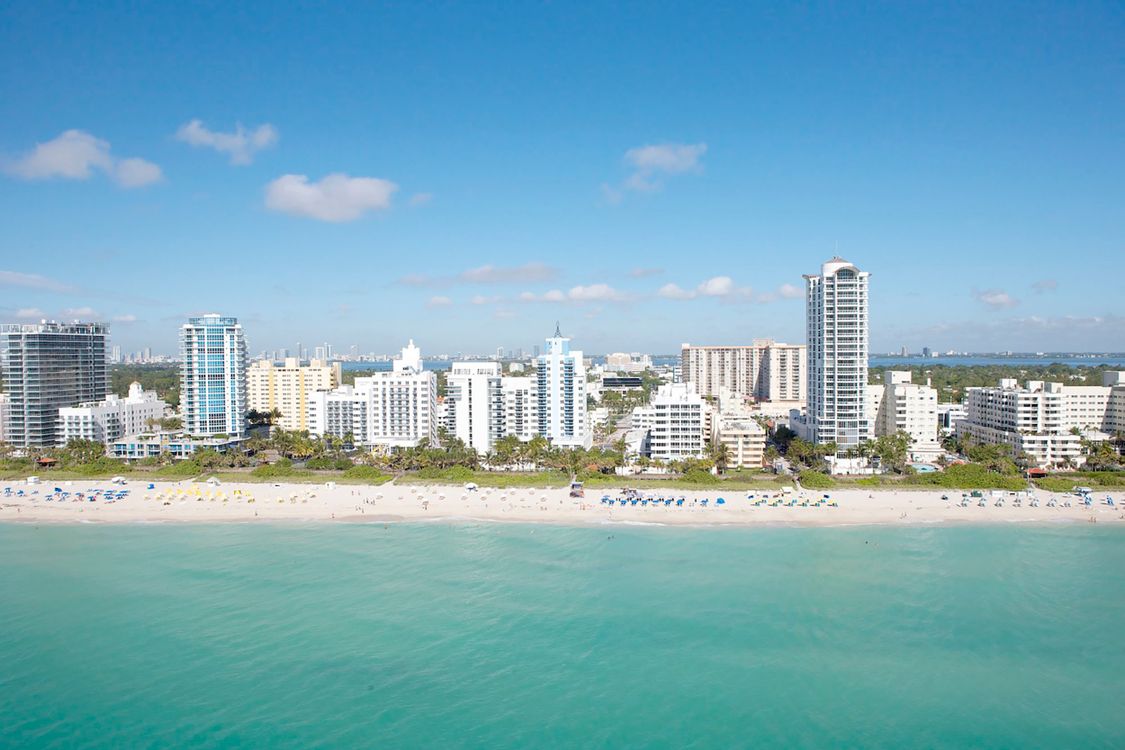 Skyline de condominios de luxo a beira-mar em Miami Beach, o produto de marca a beira-mar que impulsiona a alta de 14,2% nos precos de luxo de Miami