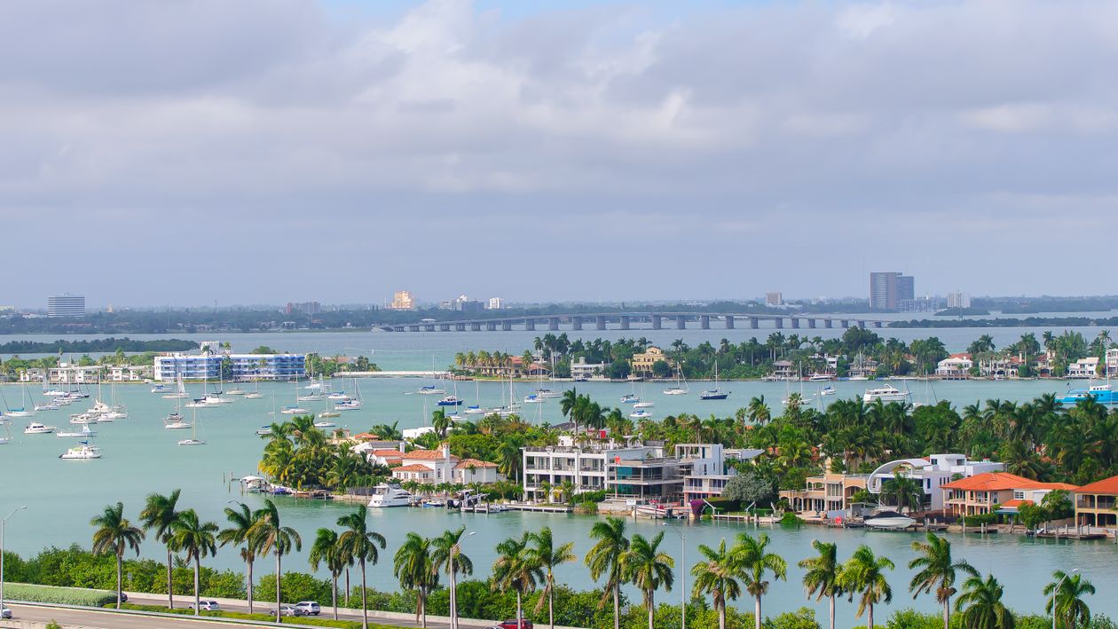 Vista aérea das casas frente à água e ilhas da Baía de Biscayne onde o estoque de luxo de Miami se acumula em 2026