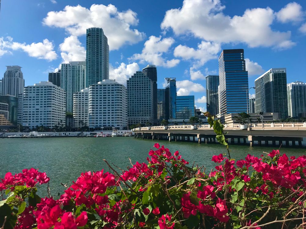 Torres de condomínios de Brickell em Miami vistas da Baía de Biscayne refletindo o profundo estoque de luxo em 2026