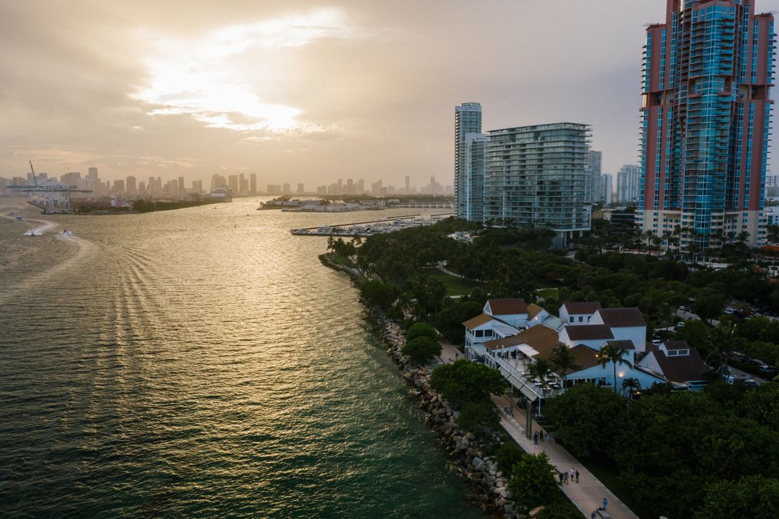 Torres de condomínios de luxo frente ao mar em Miami ao entardecer enquanto a absorção desacelera em 2026