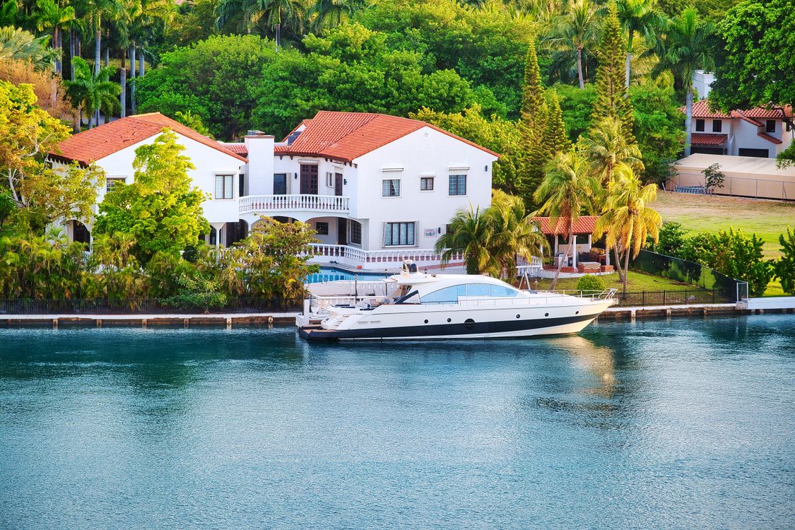 Casa de luxo frente à água em Miami com píer privado para iates, o segmento troféu de marca que ainda vende em 2026