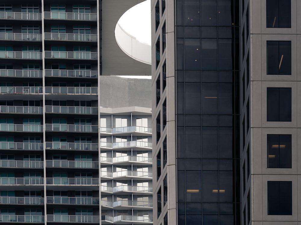 Densas fachadas modernas de rascacielos residenciales de Miami, la densidad multifamiliar que la Ley Live Local desbloquea al anular los límites locales de altura y densidad