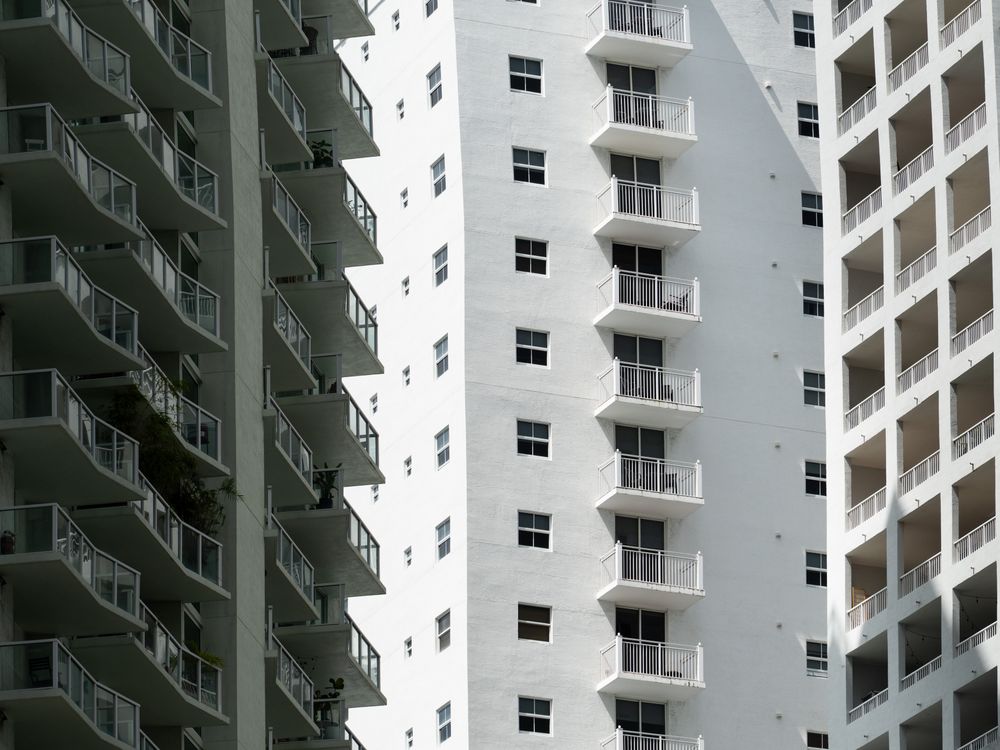 Fachadas de torres de apartamentos residenciales de Miami con filas de balcones, el producto multifamiliar de alquiler que las exenciones fiscales Live Local hacen financiable