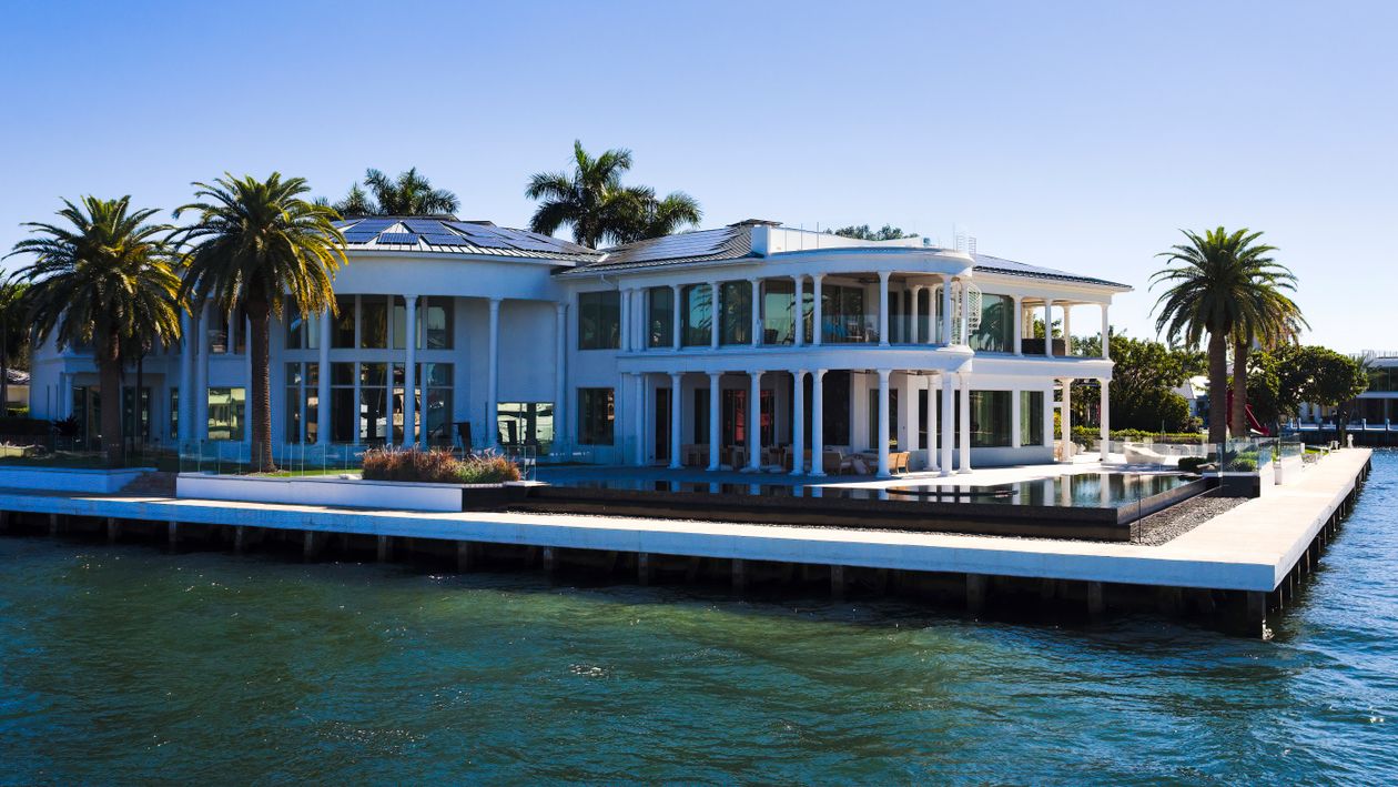 Casa nova à beira-mar com piscina e píer privativo em um enclave fechado de Miami como Bay Point
