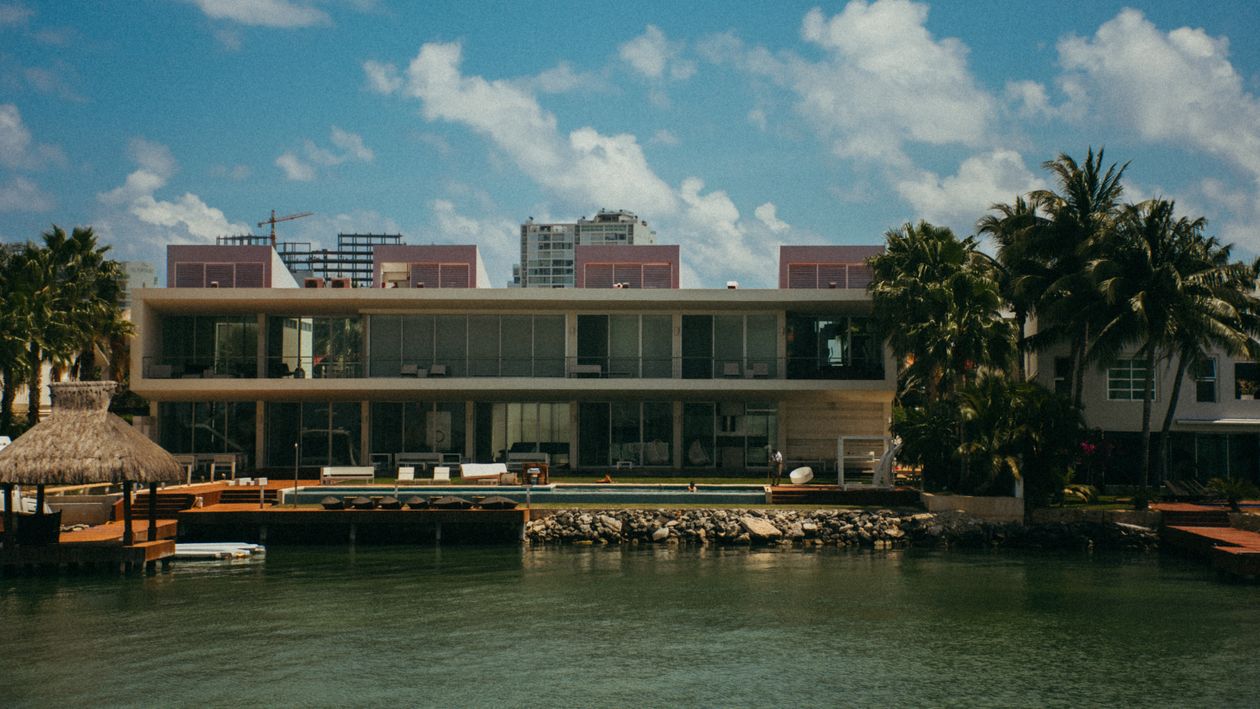 Casa moderna de obra nova à beira-mar com piscina e o horizonte de Miami ao fundo