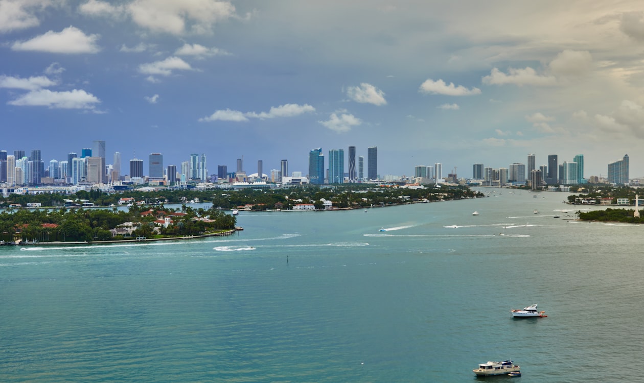 La bahía de Biscayne con mansiones en islas de Miami Beach en primer plano y el horizonte de Miami detrás