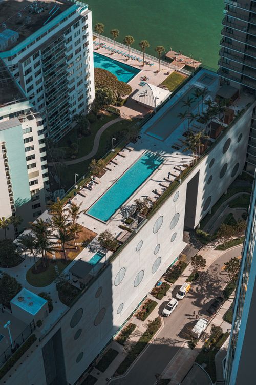 Torres de lujo frente al agua en Miami con terrazas de piscina sobre la bahía de Biscayne