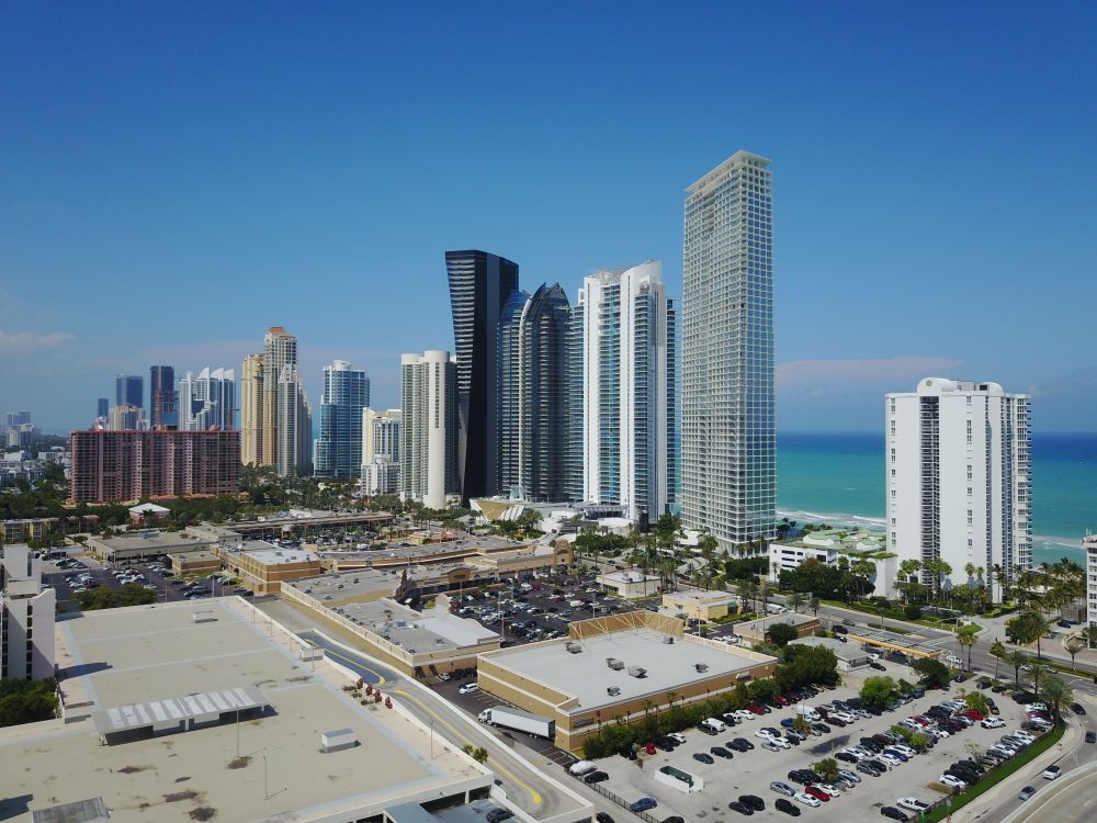 Torres de condominios frente al mar en la costa de Sunny Isles Beach, Florida