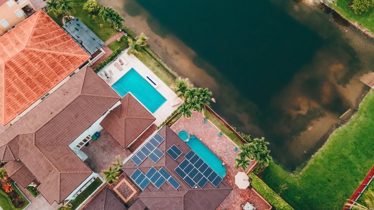 Vista aérea de casas de lujo frente al agua con piscinas privadas en Miami-Dade
