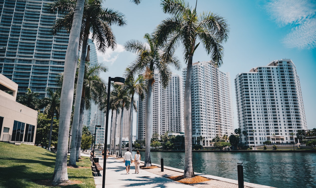 Calçadão à beira da água e torres de condomínios em Brickell, Miami