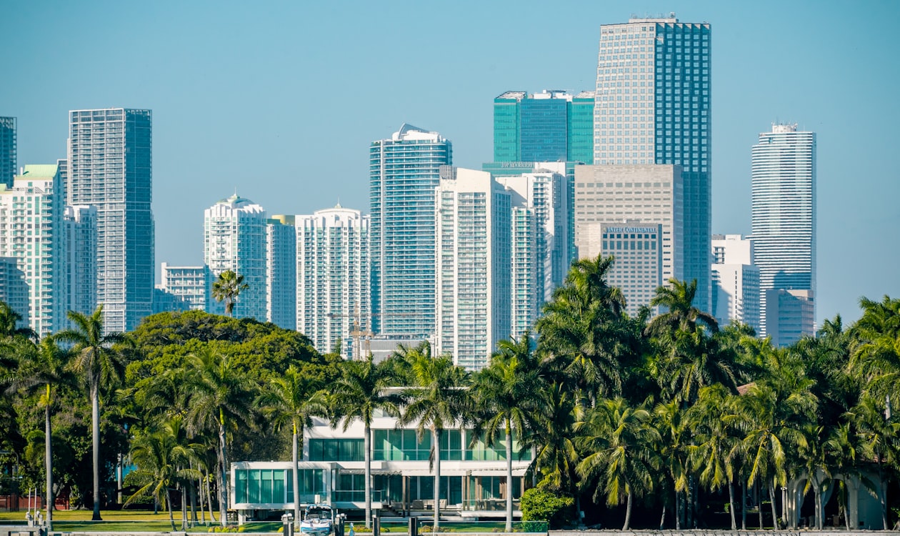 Torres de condomínios à beira da baía em Edgewater e no centro de Miami vistas da Baía de Biscayne
