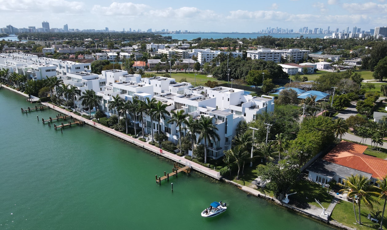 Residências em condomínio à beira da água na Baía de Biscayne com o skyline de Miami ao fundo