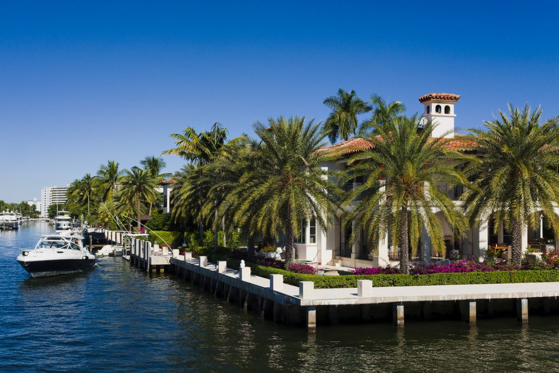 Casas frente a canal con muelles privados y embarcaciones en Fort Lauderdale, condado de Broward, Florida