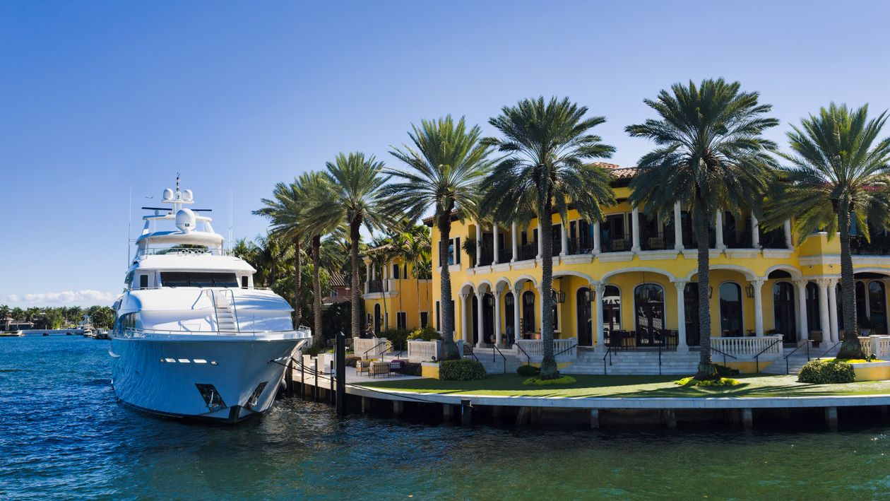 Residencia de lujo frente al agua con un yate amarrado al lado en Fort Lauderdale, condado de Broward