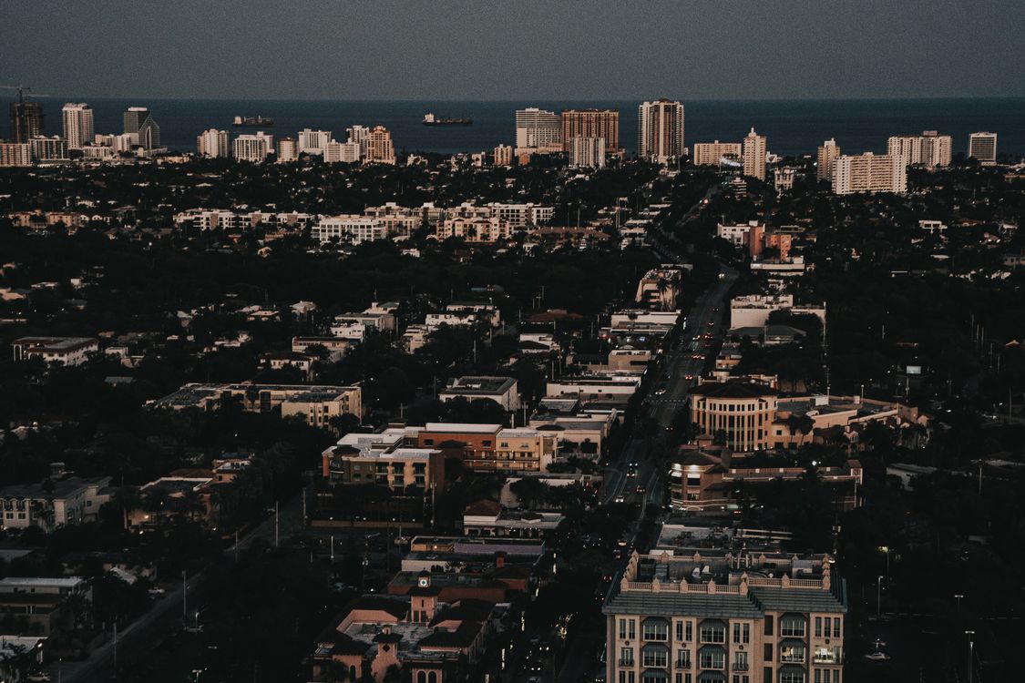 Vista aérea de la ciudad de Fort Lauderdale, Florida, con torres frente al Atlántico