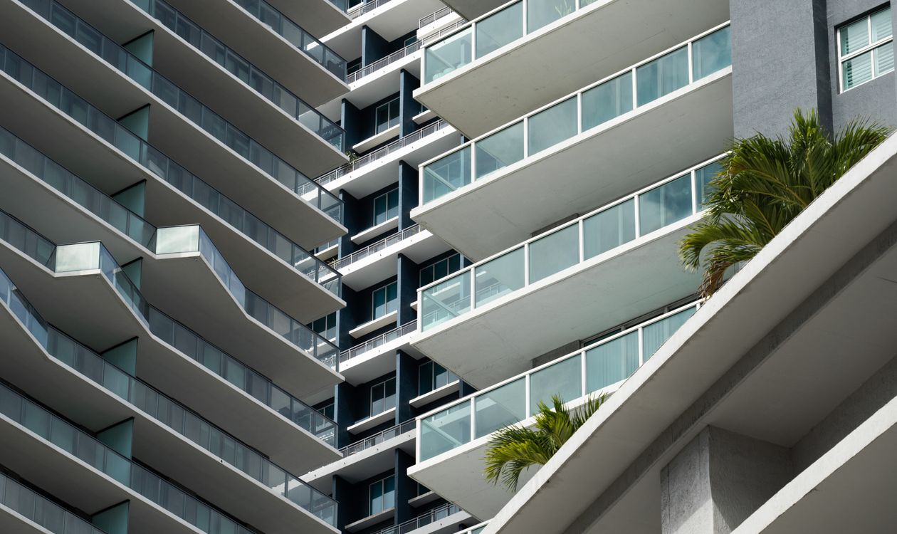 Terrazas de condominio en Miami con ventanales de piso a techo, el formato de residencia que ofrece Fouquet's en el Design District