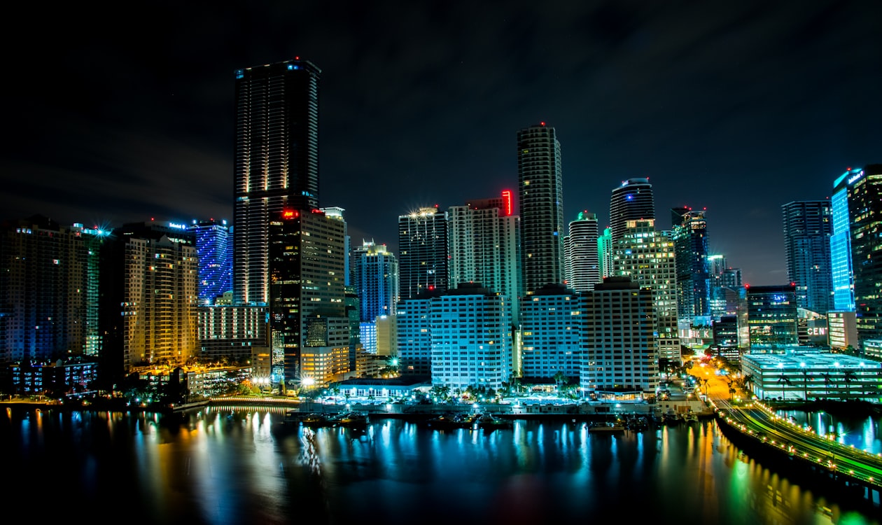 Brickell Key e a baía de Biscayne iluminadas à noite em Miami, o submercado que atrai compradores internacionais de condomínios