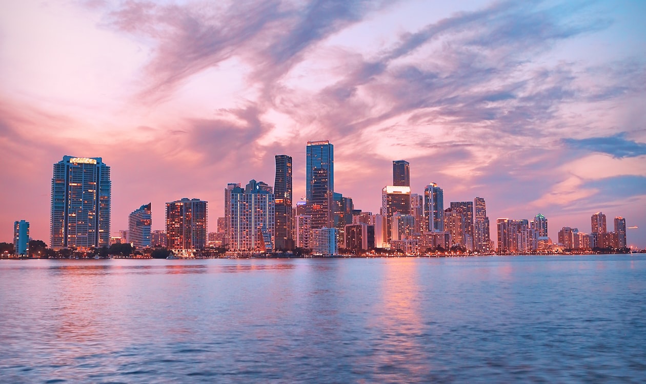 Skyline da orla de Brickell ao entardecer em Miami, onde torres de ultraluxo atingem a altura final