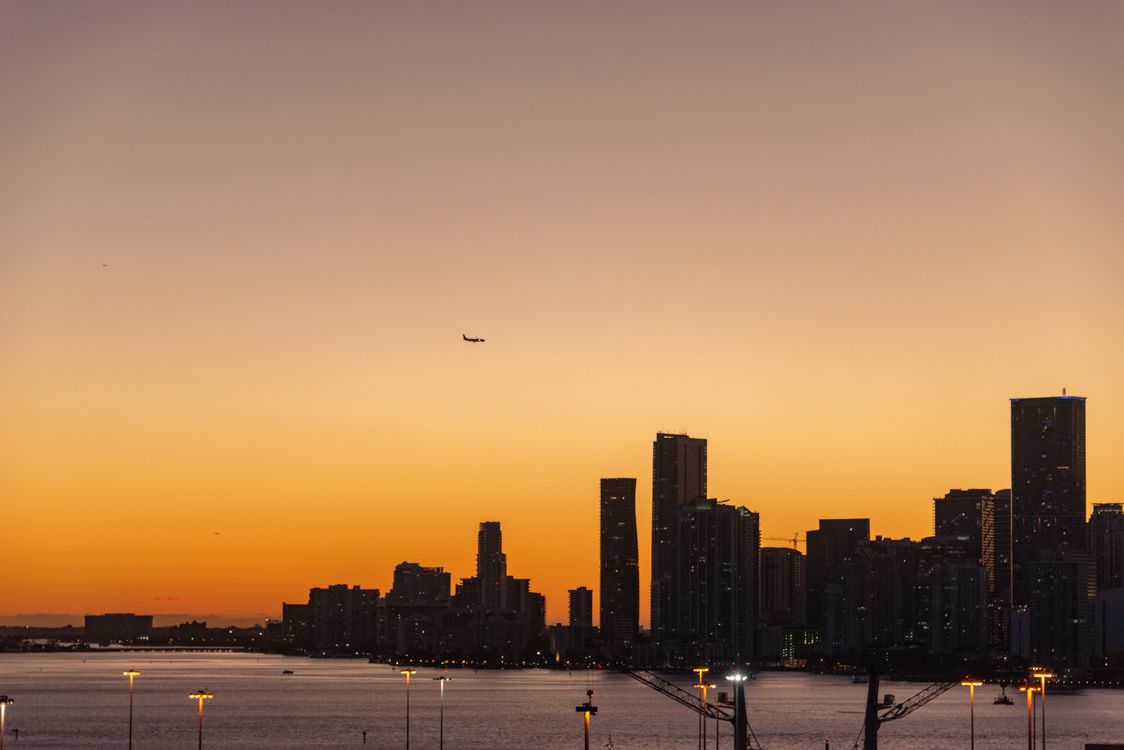 Skyline urbano de Miami ao entardecer, o mercado onde torres de condomínios de marca entregam até 2027