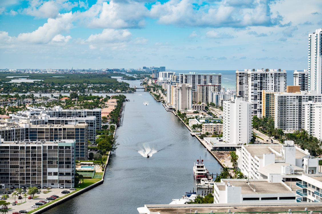 Vista aérea de torres de condominios frente al mar a lo largo del Intracoastal en Hollywood, Florida