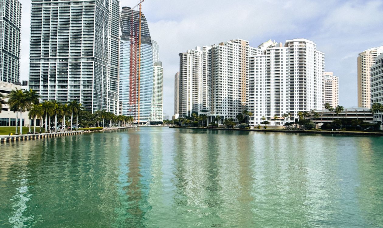Torres residenciais da Brickell Avenue ao longo do canal da Baía de Biscayne em Miami, Flórida