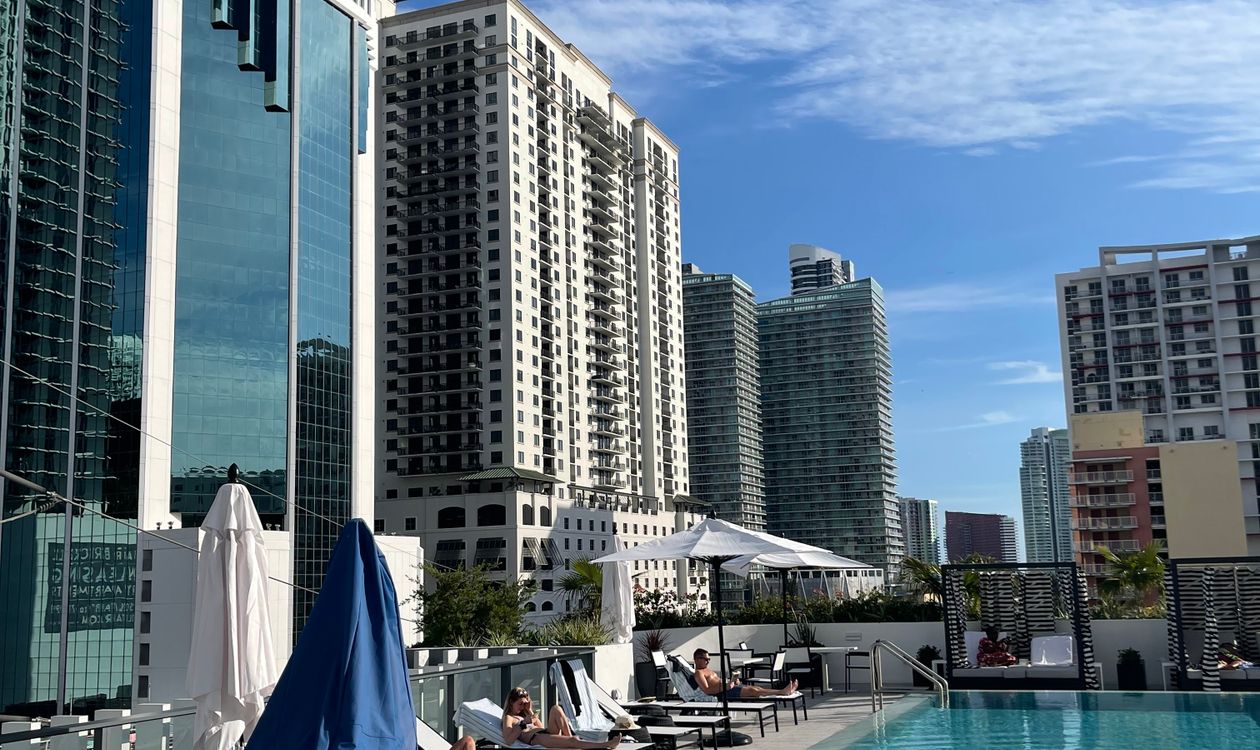 Deck com piscina na cobertura cercado por torres residenciais de Brickell em Miami, Flórida