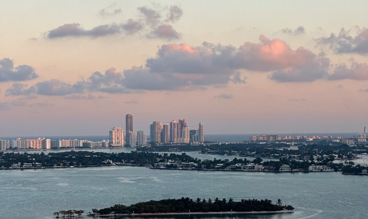 Horizonte de Miami e ilhas da Baía de Biscayne ao pôr do sol vistos do alto
