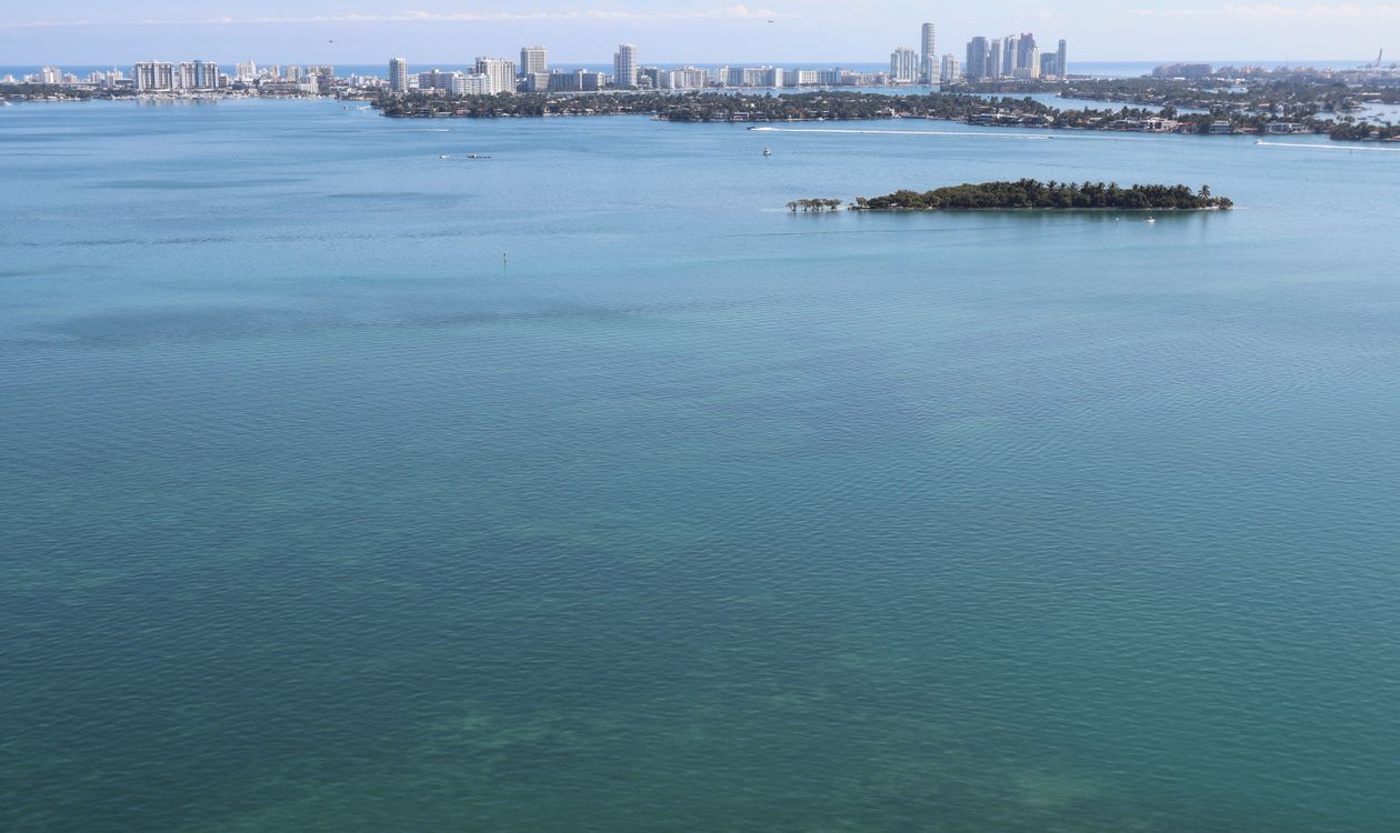 Ilha privada na Biscayne Bay com o skyline de Miami Beach ao fundo