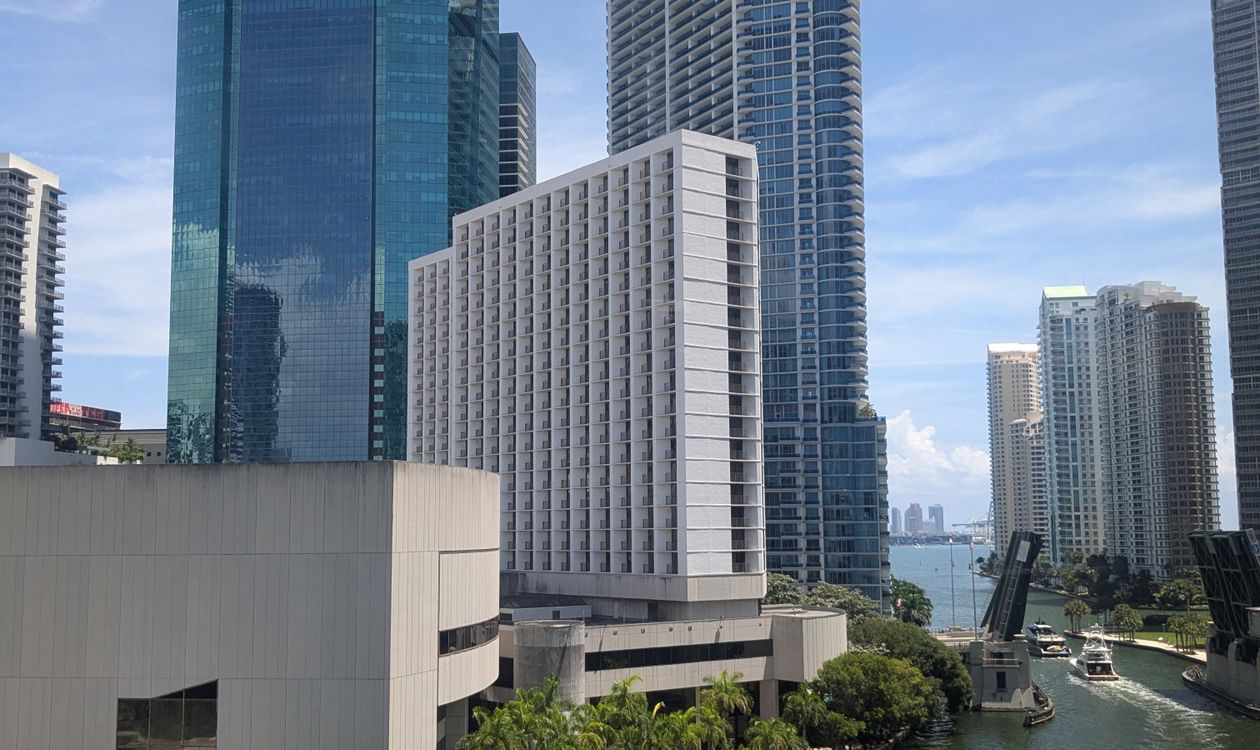 Torre de condomínios em Brickell sobre o rio Miami cercada por arranha-céus de vidro mais altos