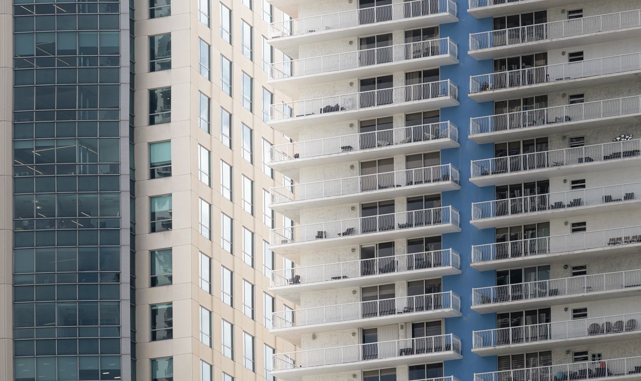 Sacadas individuais de apartamentos empilhadas na fachada de um edifício alto de Miami