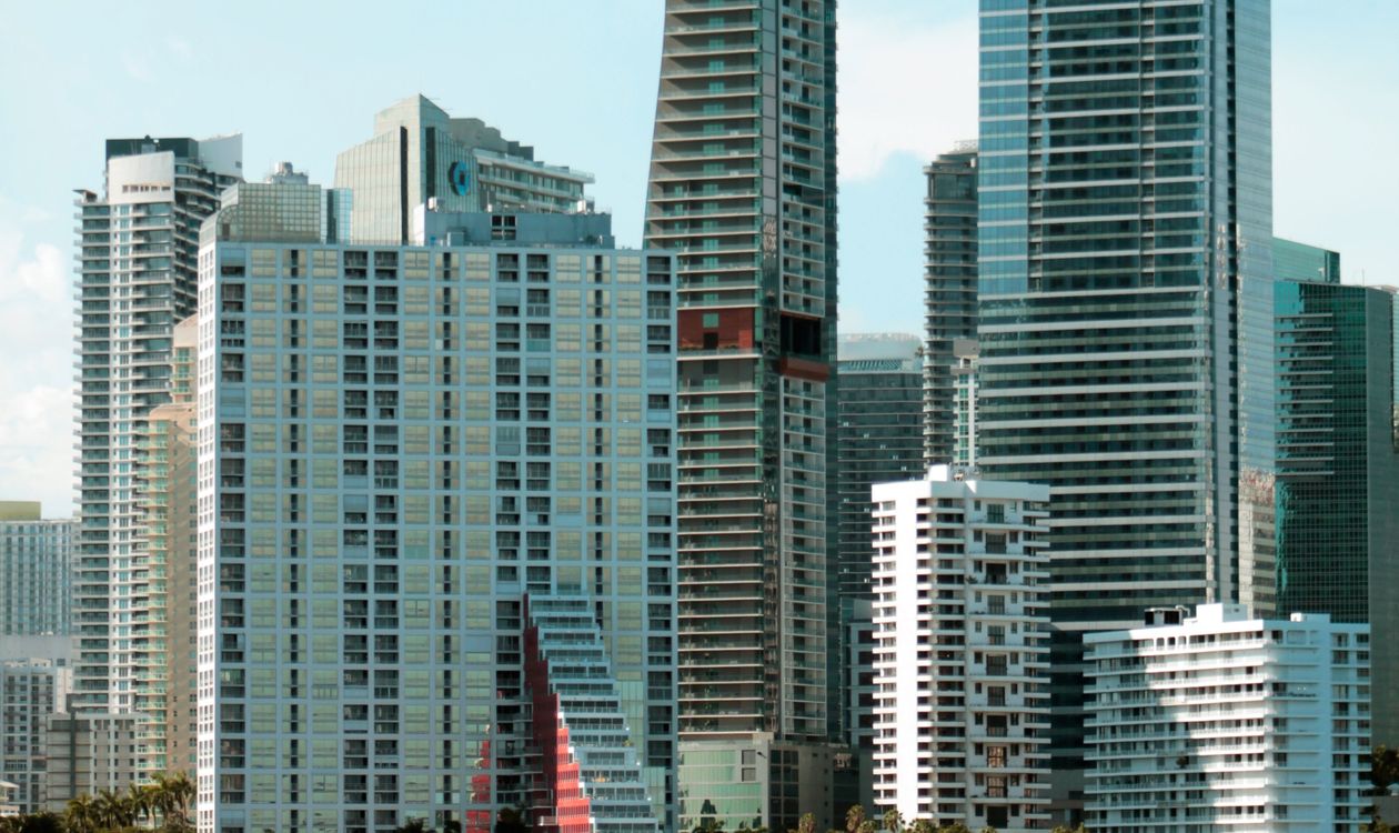 Conjunto de torres de condomínios de Brickell de épocas diferentes vistas da Biscayne Bay em Miami