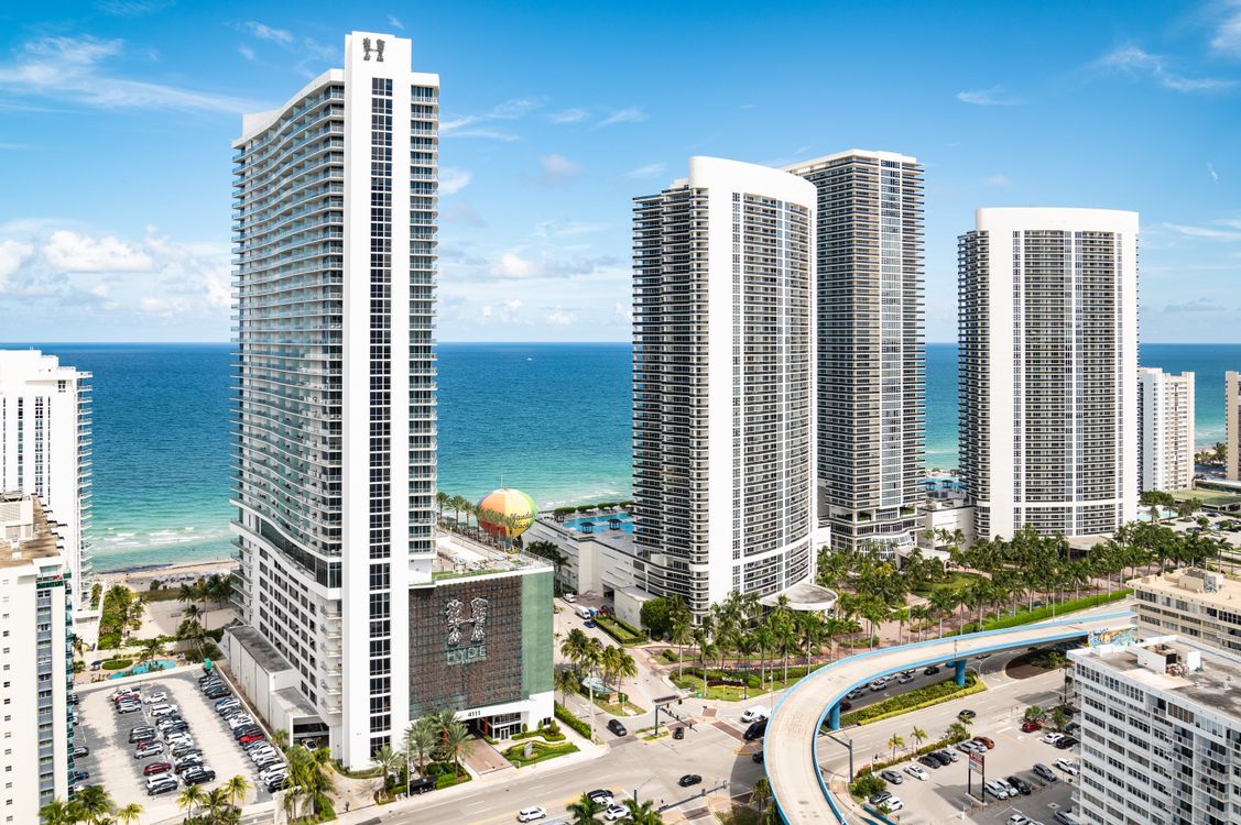 Torres de condominios frente al mar alineadas en la costa del sur de Florida al norte de Miami, el tipo de proyecto que financia parte de su construcción con inversionistas EB-5