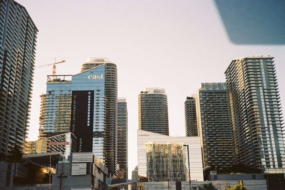 Torres de condominios y oficinas de Brickell con una grúa de construcción activa en Miami Florida