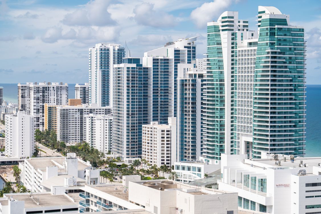 Conjunto denso de torres de condominios de lujo frente al mar en Miami junto al Atlántico en Florida