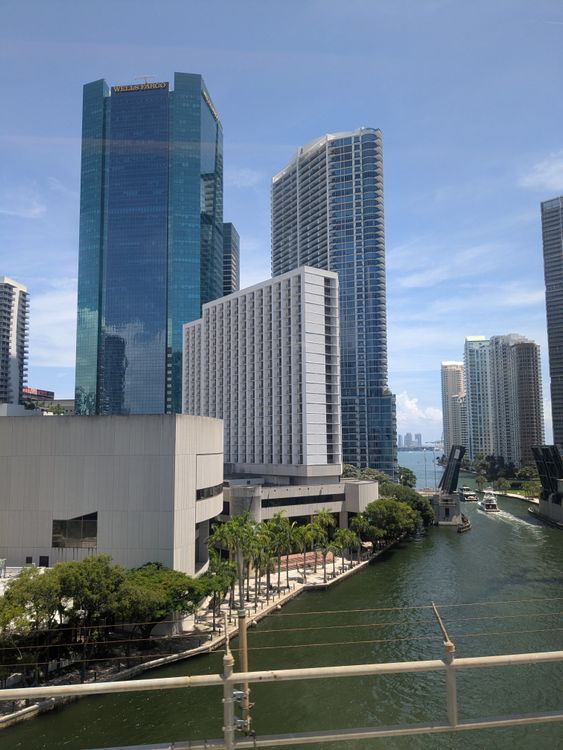 O rio Miami na ponte da Brickell Avenue com as torres do centro e de Brickell ao fundo