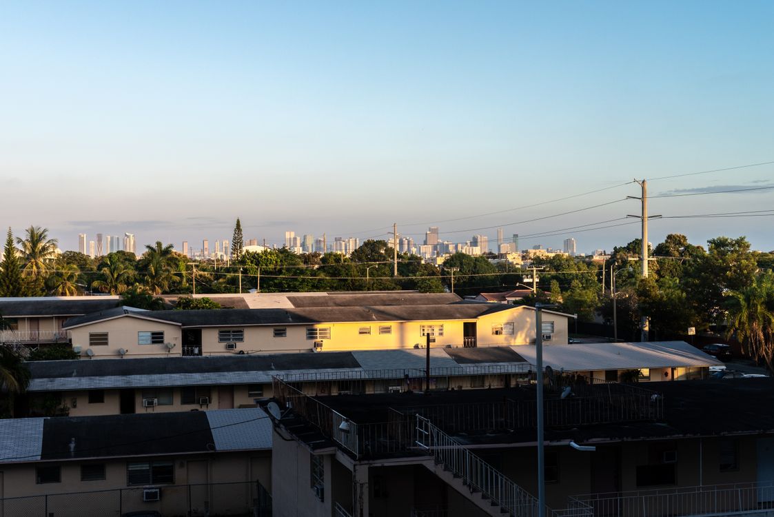 O horizonte de Miami visto ao longe ao amanhecer a partir de um bairro interiorano do sul da Flórida com prédios baixos