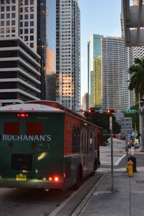 Nível da rua no centro de Miami na SE 8th Street, com as torres de condomínios de Brickell ao fundo