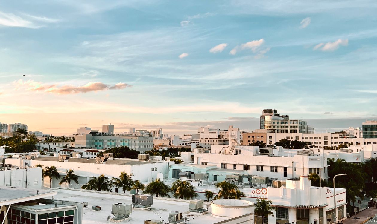 Azoteas y edificios bajos del distrito Art Deco de Miami Beach al atardecer, parte del mercado de Miami-Dade que registró 1,935 cierres en julio de 2026