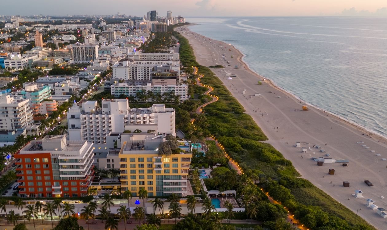 Vista aérea de la costa de Miami Beach y su línea de condominios frente al mar al atardecer, parte del metro con el mejor resultado del Sun Belt en junio de 2026