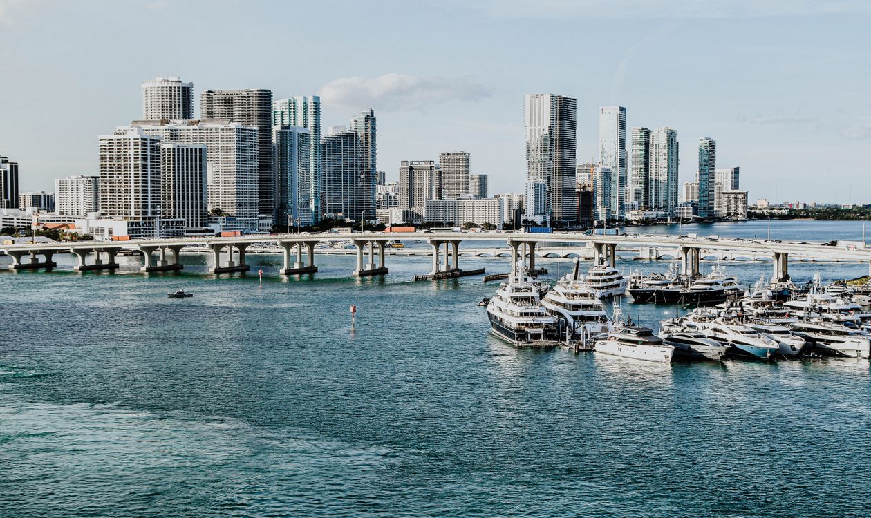 Torres de condominios de downtown y Edgewater en Miami sobre la bahía de Biscayne, el mercado donde Case-Shiller midió un alza anual de 2.27% en junio de 2026