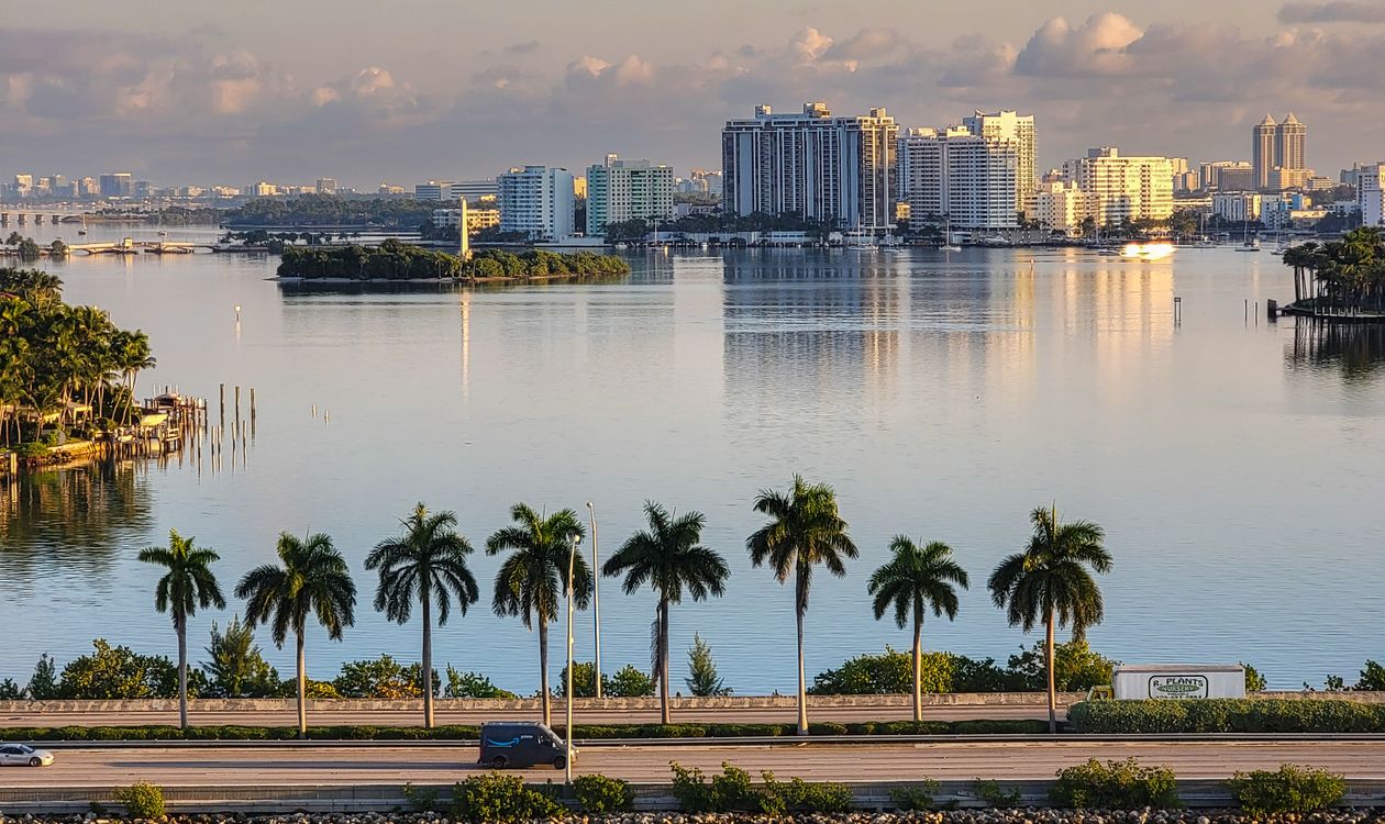 Edificios de condominios medianos y antiguos frente a Biscayne Bay en Miami vistos al amanecer desde el otro lado del agua