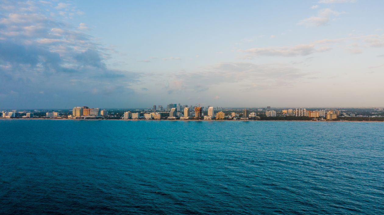 Distrito de torres frente al mar en Fort Lauderdale visto desde el agua, condado de Broward